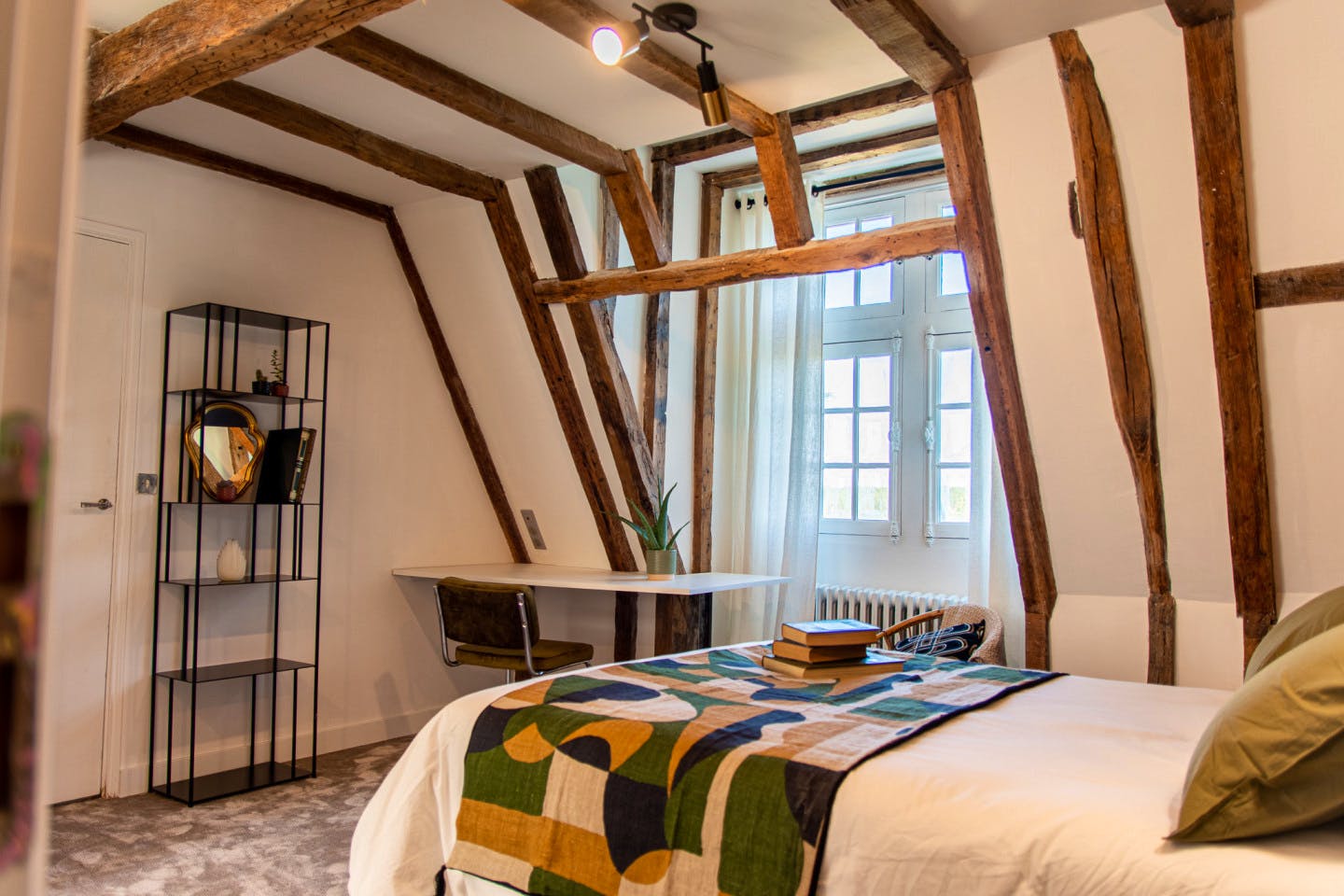 Tyto Alba - Vibrant Co-living Castle with Sunny Outdoor Spaces, Workspaces, and Terrace for Social Gatherings Villa - Gallery - 11