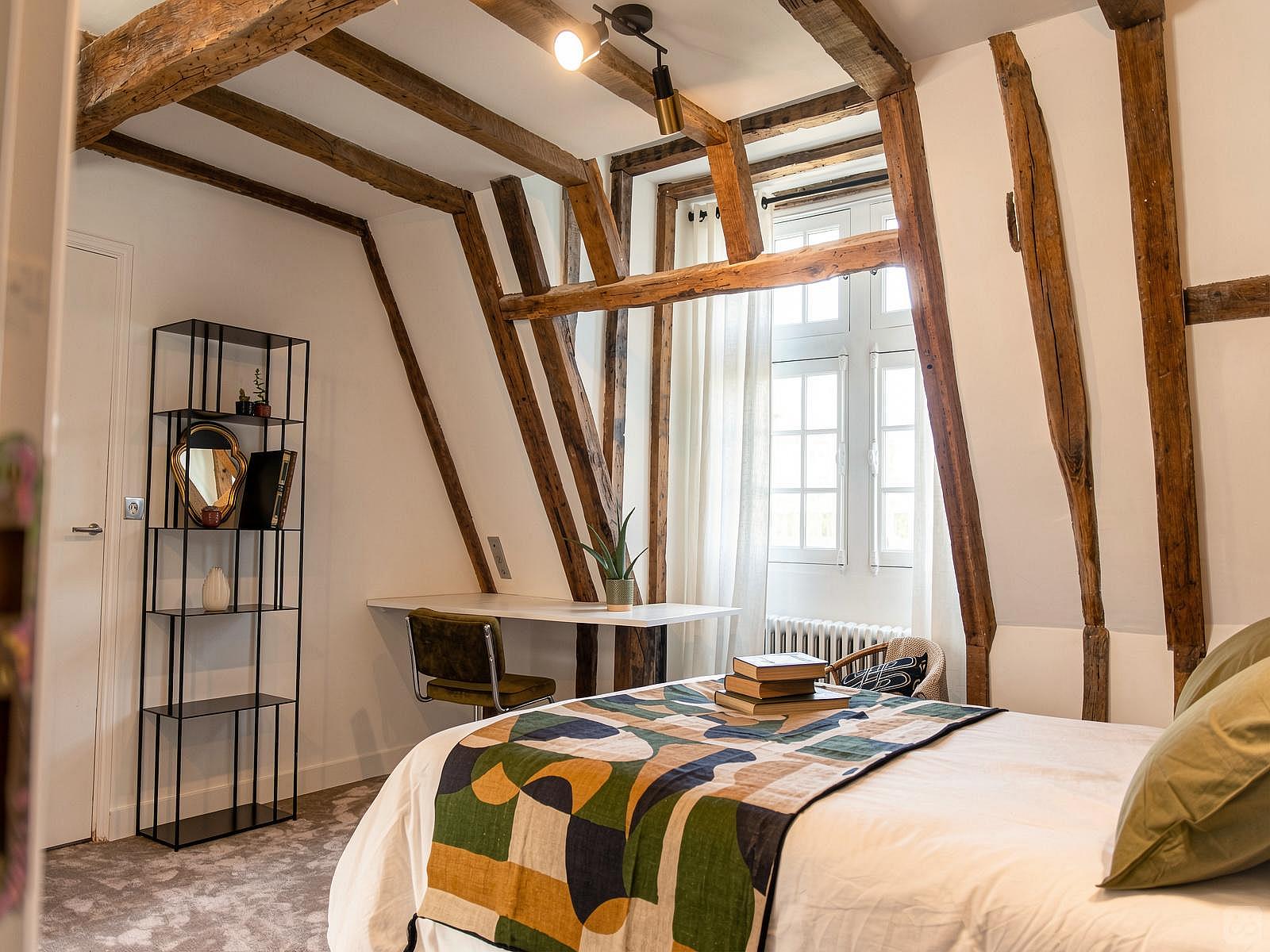 Tyto Alba - Vibrant Co-living Castle with Sunny Outdoor Spaces, Workspaces, and Terrace for Social Gatherings Villa - Gallery - 35