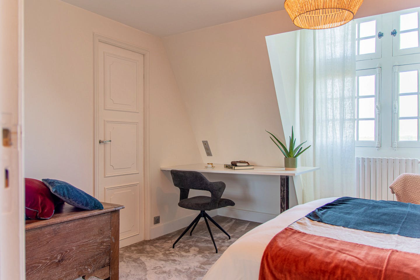 Chenin - Vibrant Co-living Castle with Sunny Outdoor Spaces, Workspaces, and Terrace for Social Gatherings Villa - Gallery - 7