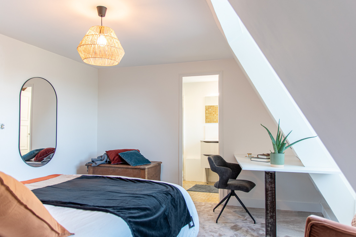Chenin - Vibrant Co-living Castle with Sunny Outdoor Spaces, Workspaces, and Terrace for Social Gatherings Villa - Gallery - 16