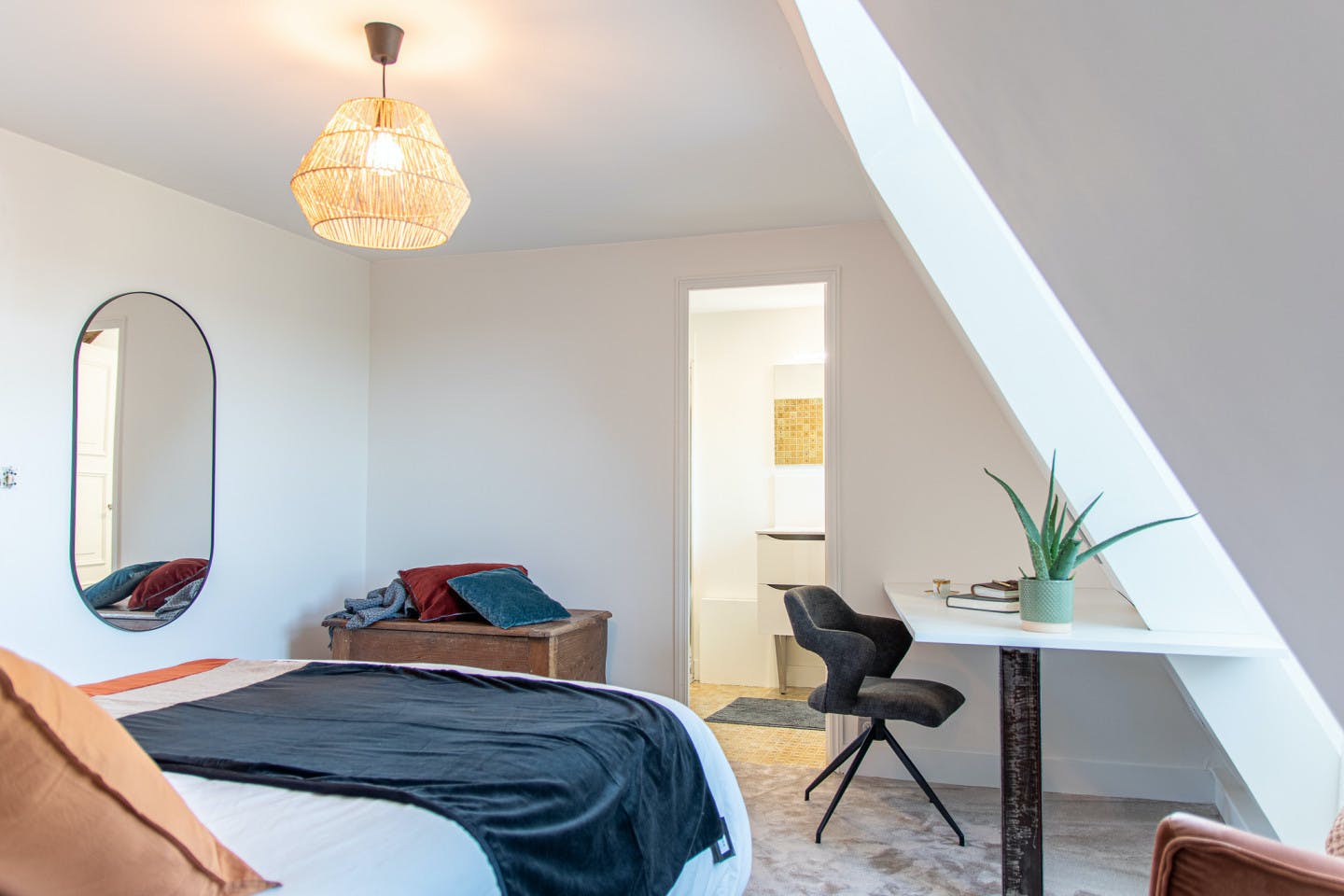 Chenin - Vibrant Co-living Castle with Sunny Outdoor Spaces, Workspaces, and Terrace for Social Gatherings Villa - Gallery - 4