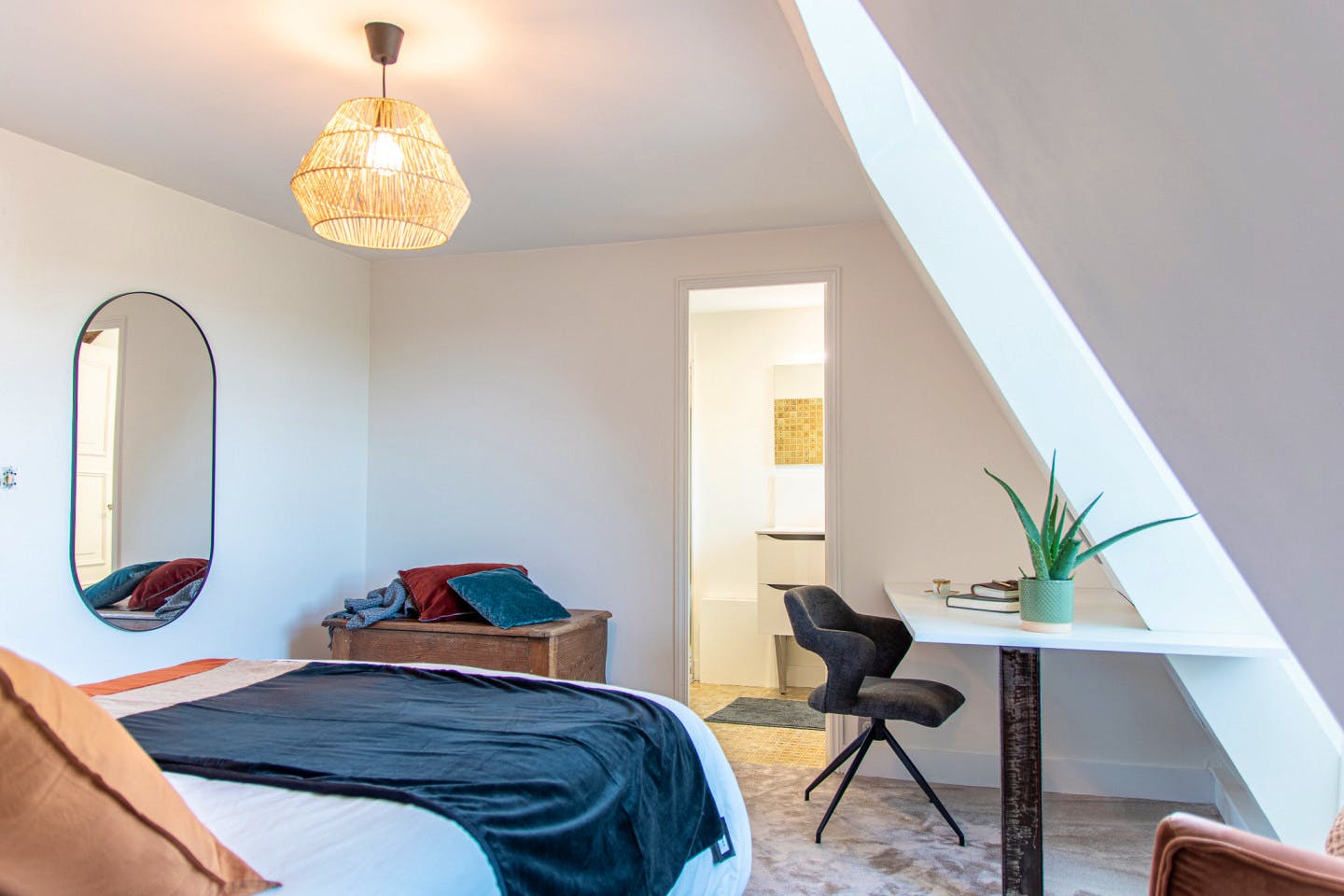 Chenin - Vibrant Co-living Castle with Sunny Outdoor Spaces, Workspaces, and Terrace for Social Gatherings Villa - Gallery - 10
