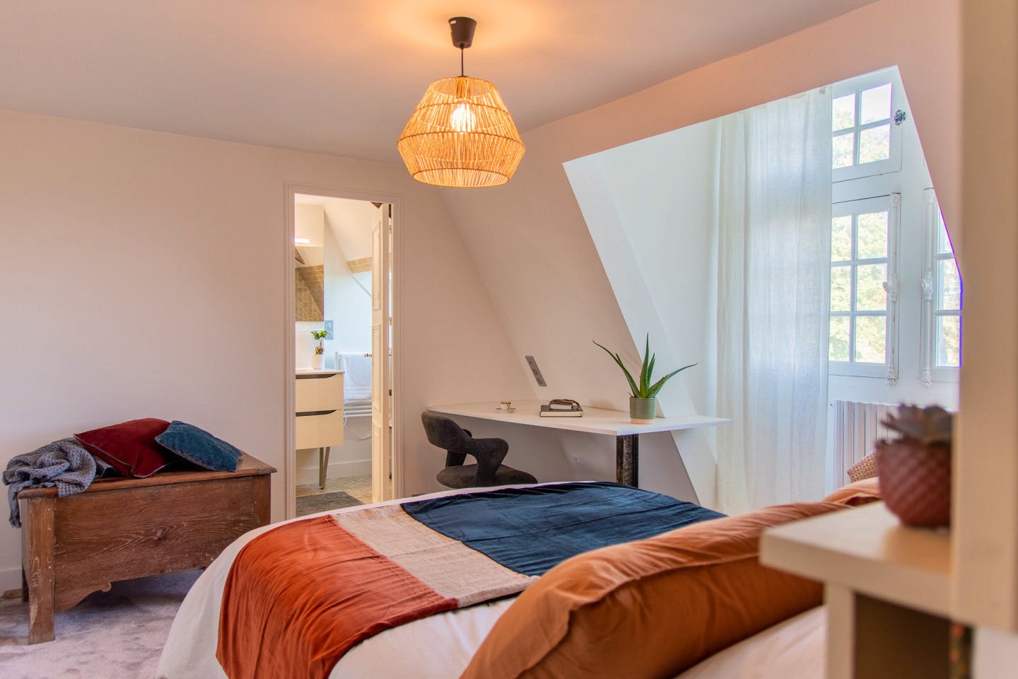 Chenin - Vibrant Co-living Castle with Sunny Outdoor Spaces, Workspaces, and Terrace for Social Gatherings Villa - Gallery - 9