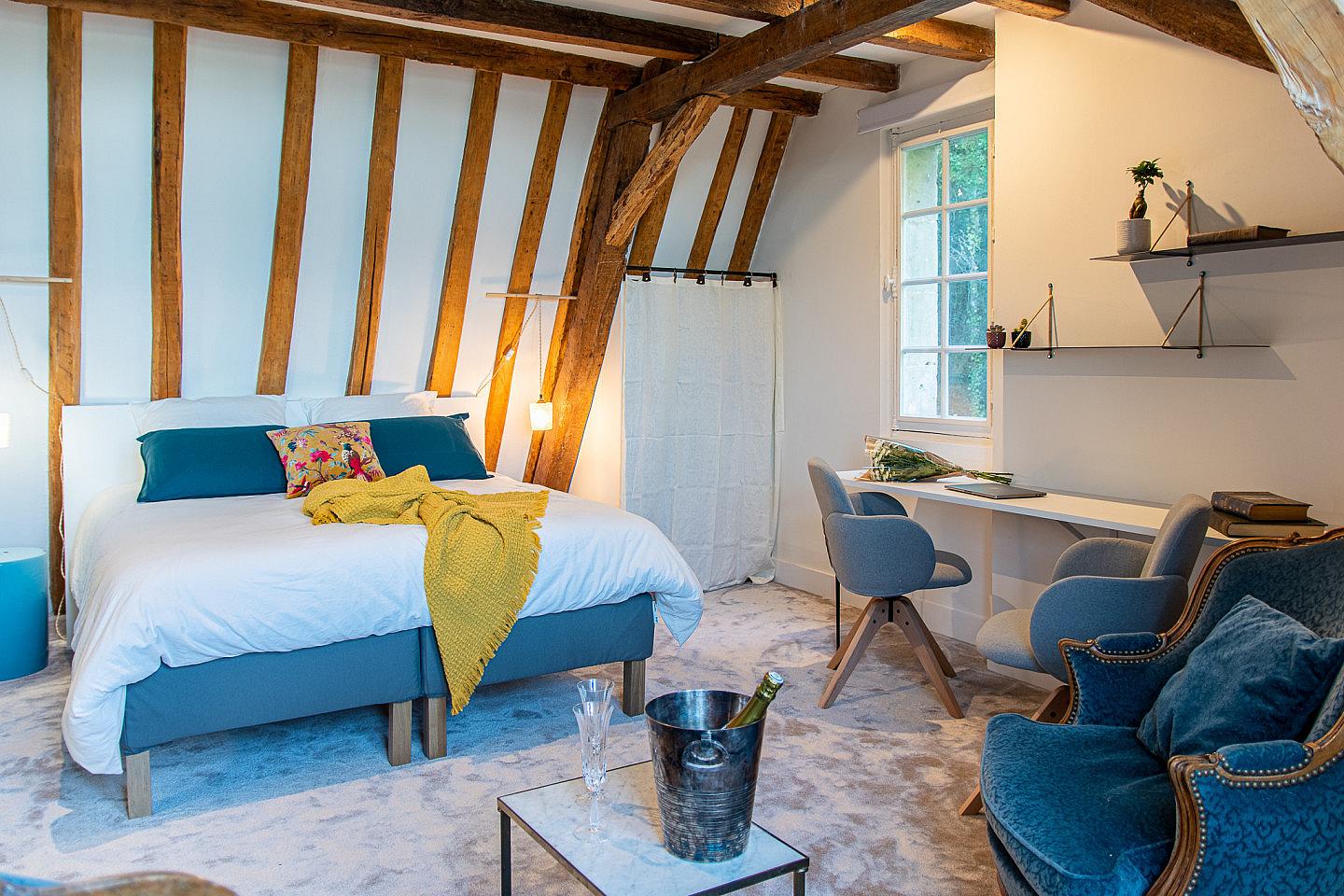 Cédre - Vibrant Co-living Castle with Sunny Outdoor Spaces, Workspaces, and Terrace for Social Gatherings Villa - Gallery - 31