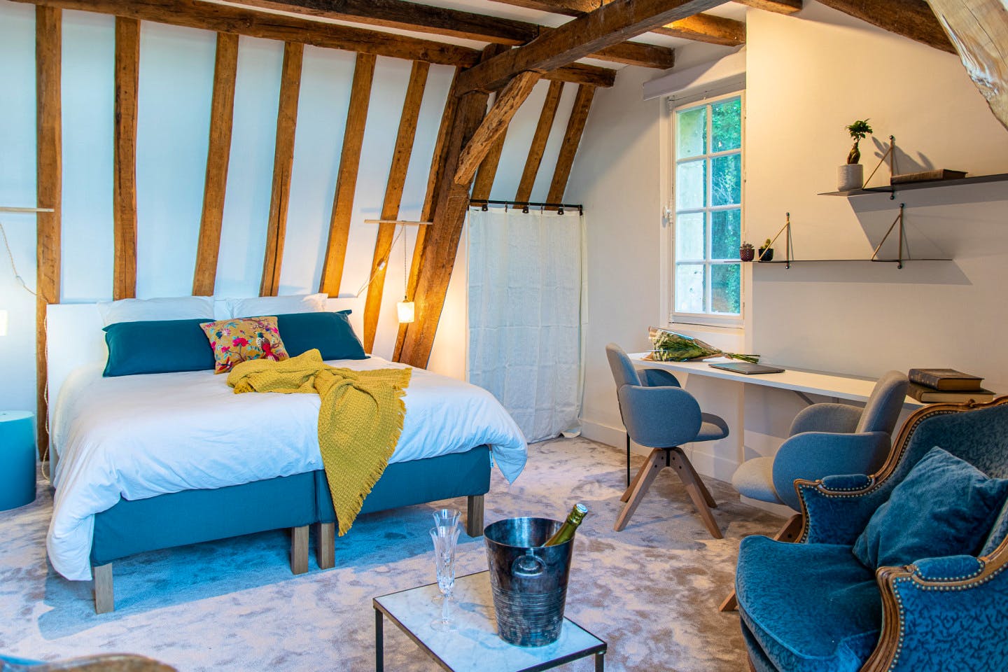 Cédre - Vibrant Co-living Castle with Sunny Outdoor Spaces, Workspaces, and Terrace for Social Gatherings Villa - Gallery - 10