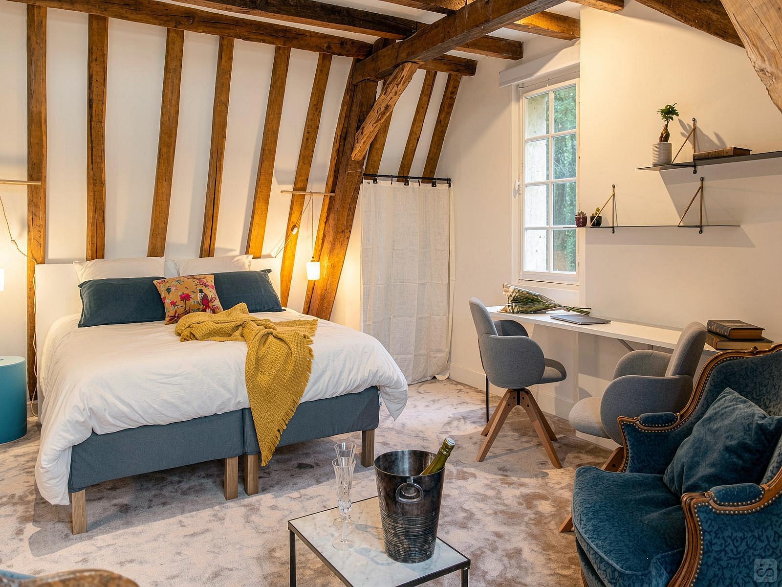 Cédre - Vibrant Co-living Castle with Sunny Outdoor Spaces, Workspaces, and Terrace for Social Gatherings Villa - Gallery - 38