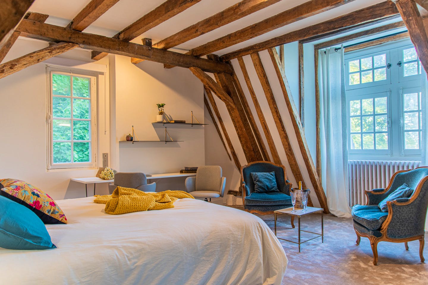 Cédre - Vibrant Co-living Castle with Sunny Outdoor Spaces, Workspaces, and Terrace for Social Gatherings Villa - Gallery - 8