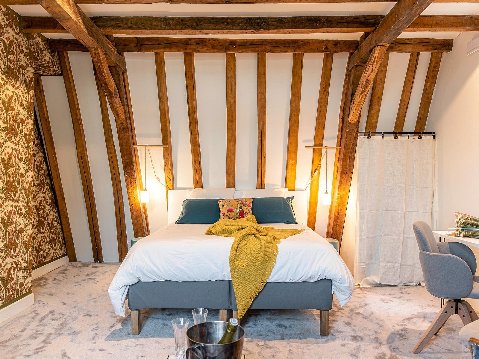 Cédre - Vibrant Co-living Castle with Sunny Outdoor Spaces, Workspaces, and Terrace for Social Gatherings Villa - Gallery - 39