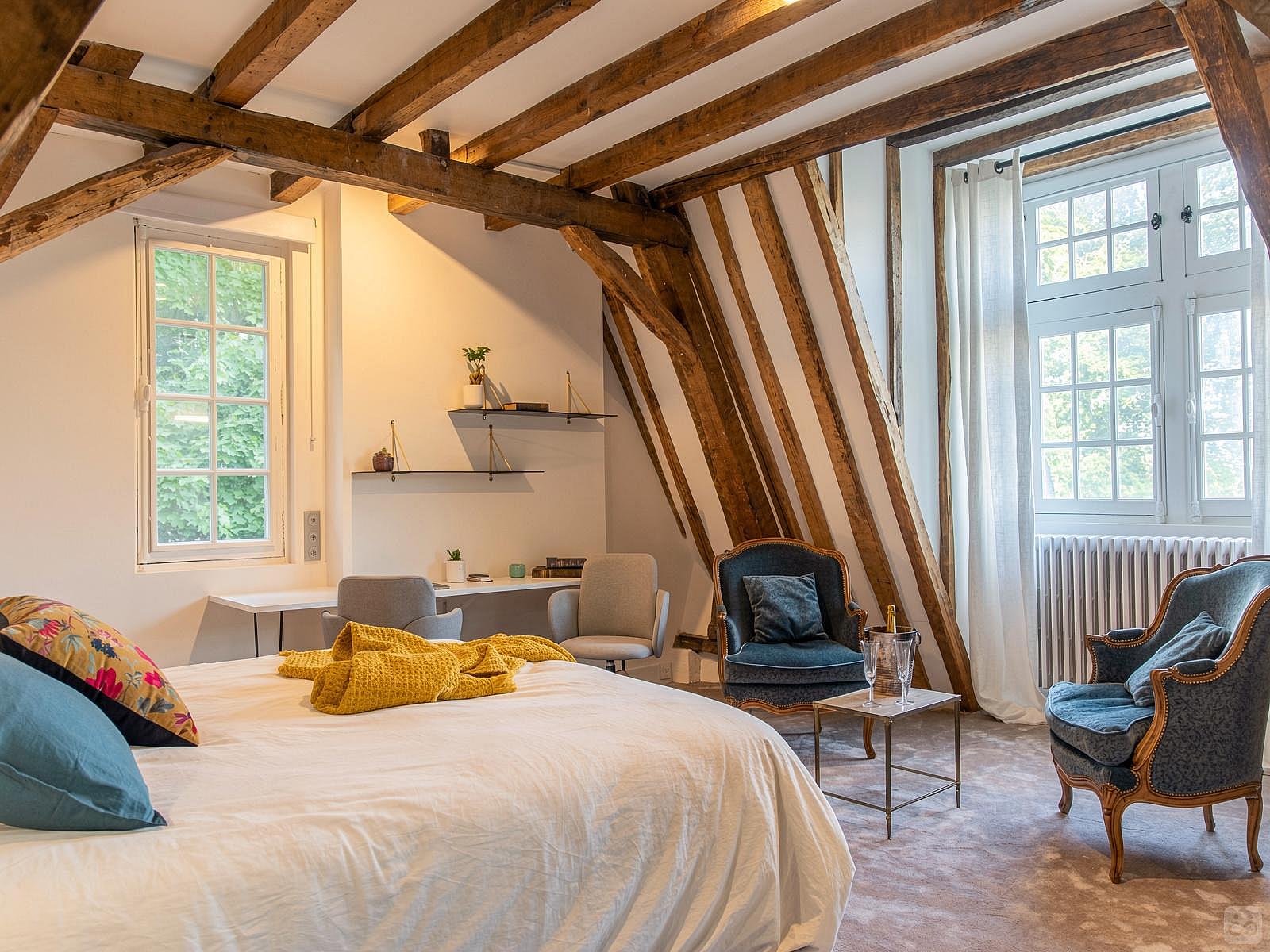 Cédre - Vibrant Co-living Castle with Sunny Outdoor Spaces, Workspaces, and Terrace for Social Gatherings Villa - Gallery - 36
