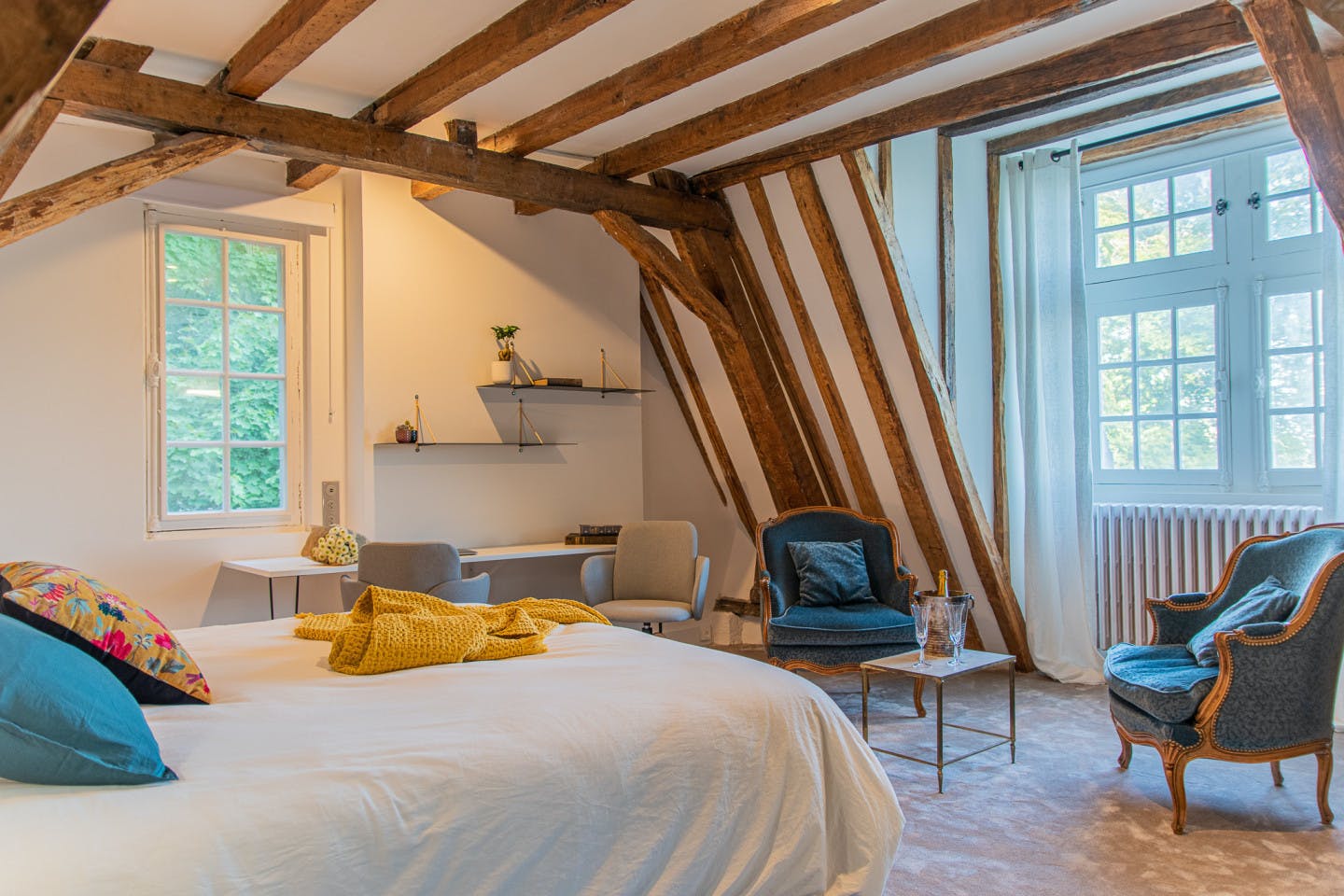 Cédre - Vibrant Co-living Castle with Sunny Outdoor Spaces, Workspaces, and Terrace for Social Gatherings Villa - Gallery - 1
