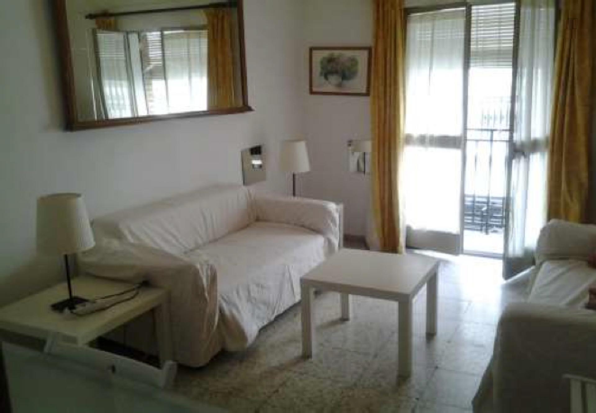 Neat single bedroom in 3-bedroom flat near Facultad Bellas Artes