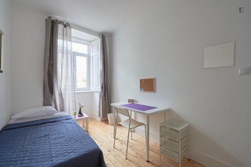 Cosy bedroom in a 9-Bedroom apartment, close to Praça Marquês de Pombal