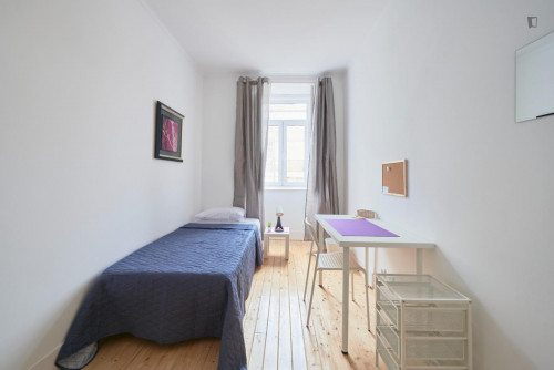 Cosy bedroom in a 9-Bedroom apartment, close to Praça Marquês de Pombal