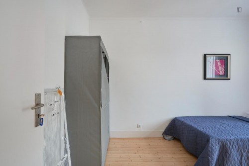 Cosy bedroom in a 9-Bedroom apartment, close to Praça Marquês de Pombal