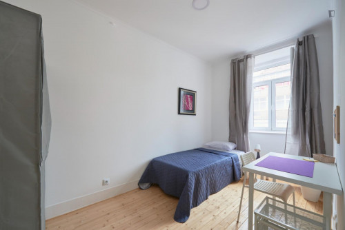 Cosy bedroom in a 9-Bedroom apartment, close to Praça Marquês de Pombal