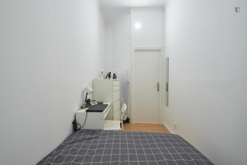 Neat double bedroom in Entrecampos