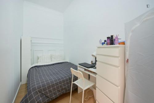 Neat double bedroom in Entrecampos