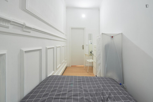 Neat double bedroom in Entrecampos