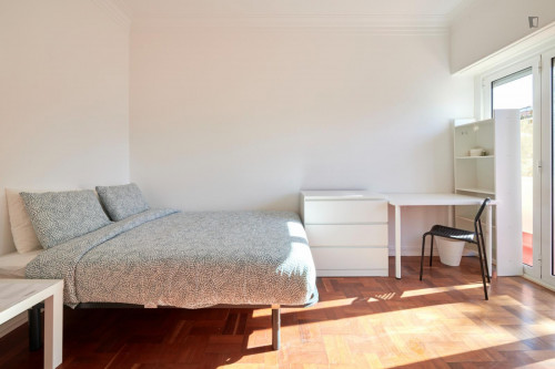 Sunny double bedroom in an 11-bedroom flat, in Entrecampos