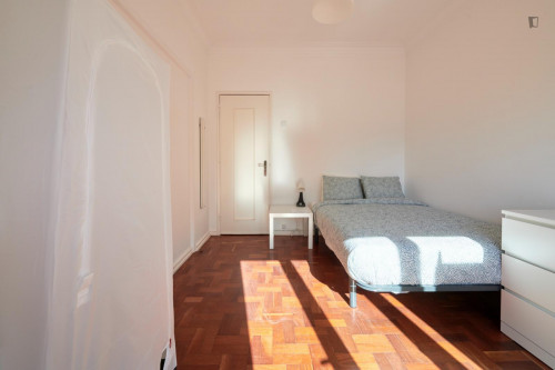 Sunny double bedroom in an 11-bedroom flat, in Entrecampos