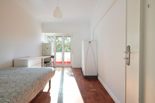 Sunny double bedroom in an 11-bedroom flat, in Entrecampos