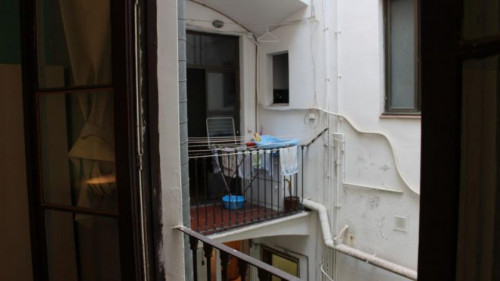 Double bedroom in 9-bedroom apartment