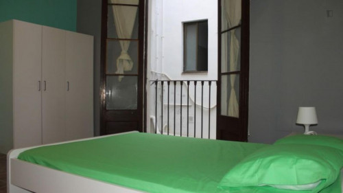 Double bedroom in 9-bedroom apartment