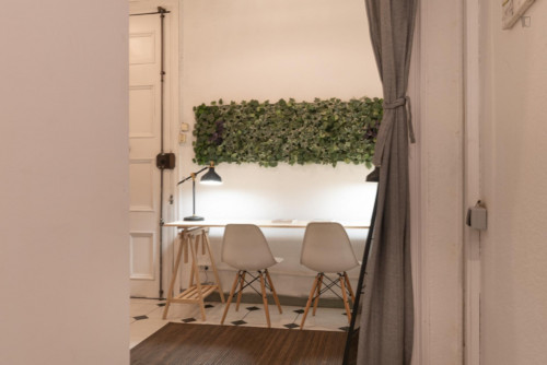 Double bedroom, with balcony, in 8-bedroom apartment