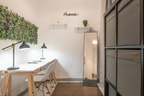 Double bedroom, with balcony, in 8-bedroom apartment