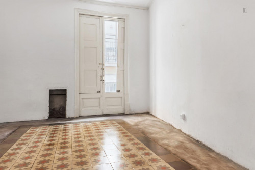 Nice double bedroom in a 5 bedroom apartment