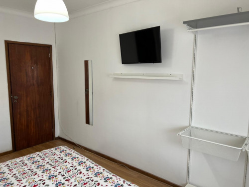 Bright double bedroom in a 4-bedroom apartment, in Trofa  - Gallery -  5