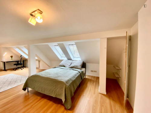 Bright 1-bedroom apartment close to Samariterstraße metro station