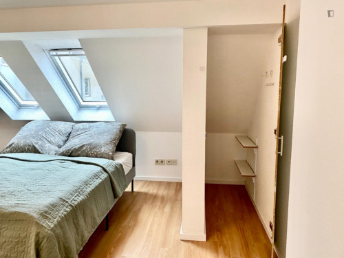 Bright 1-bedroom apartment close to Samariterstraße metro station