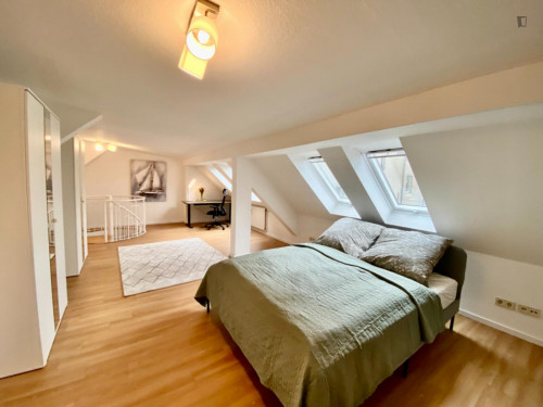 Bright 1-bedroom apartment close to Samariterstraße metro station