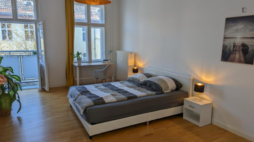 Welcoming 2-bedroom apartment close to Cheruskerpark  - Gallery -  5