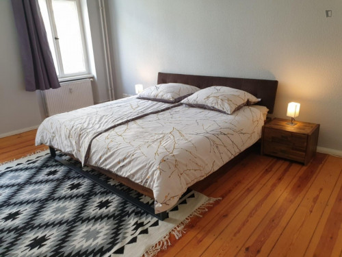Spacious 3-bedroom apartment near Volkspark Friedrichshain