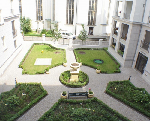 Luminous 2-bedroom apartment with balcony in a quiet street in Mitte