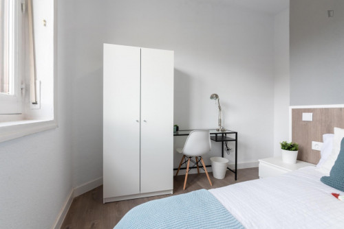 Cool single bedroom in 7-bedroom apartment