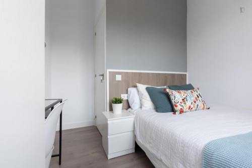 Cool single bedroom in 7-bedroom apartment