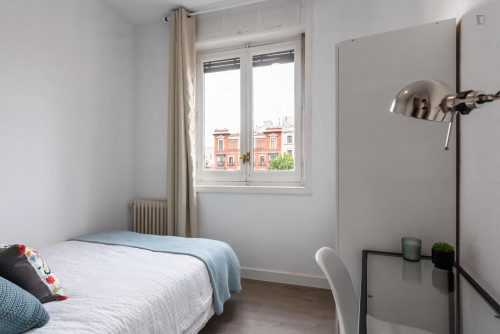 Cool single bedroom in 7-bedroom apartment