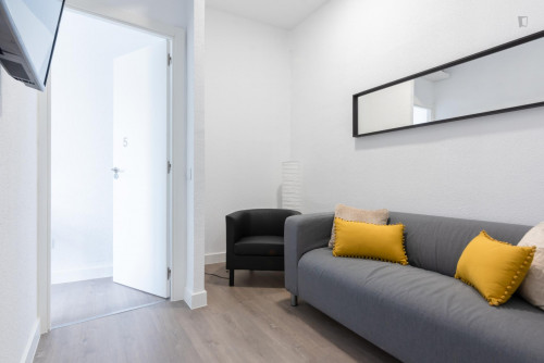 Cool single bedroom in 7-bedroom apartment