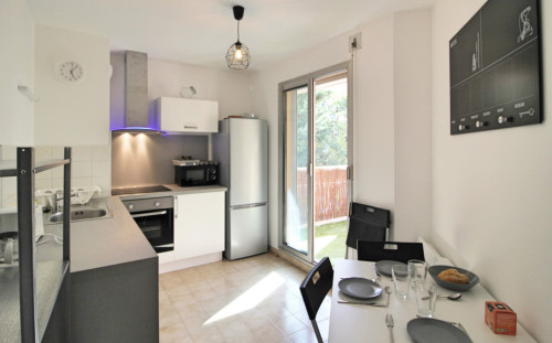 Comfortable Bright Apt. w/ Terrace