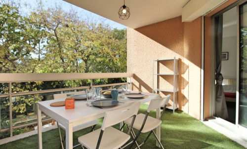 Comfortable Bright Apt. w/ Terrace