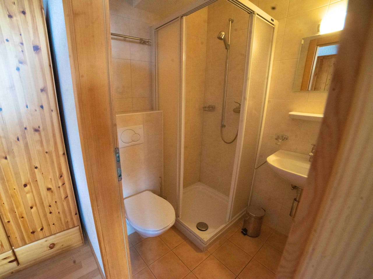  4-Bed Mixed Room W/ Private Bathroom  -  Remote Comfortable House w/ Workspaces + Yoga + Mountain Views  - Gallery -  6