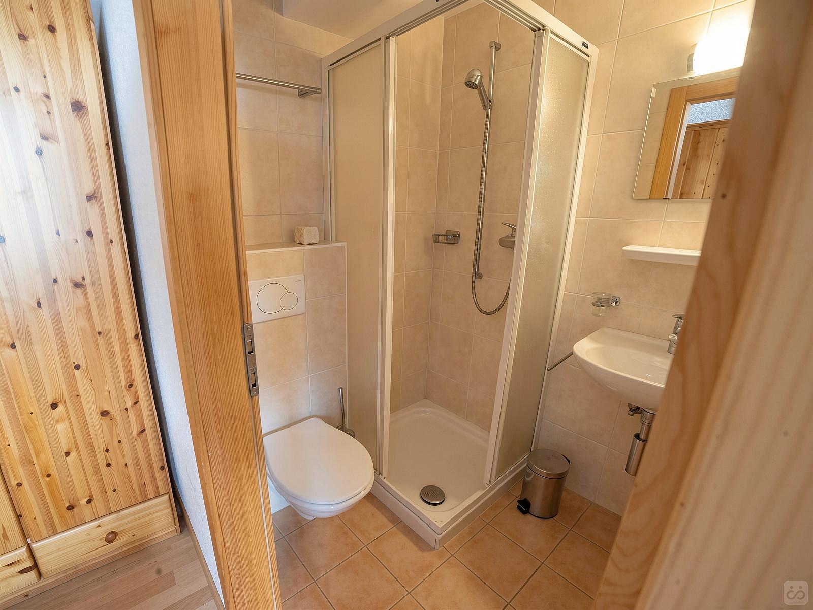  4-Bed Mixed Room W/ Private Bathroom  -  Remote Comfortable House w/ Workspaces + Yoga + Mountain Views  - Gallery -  18