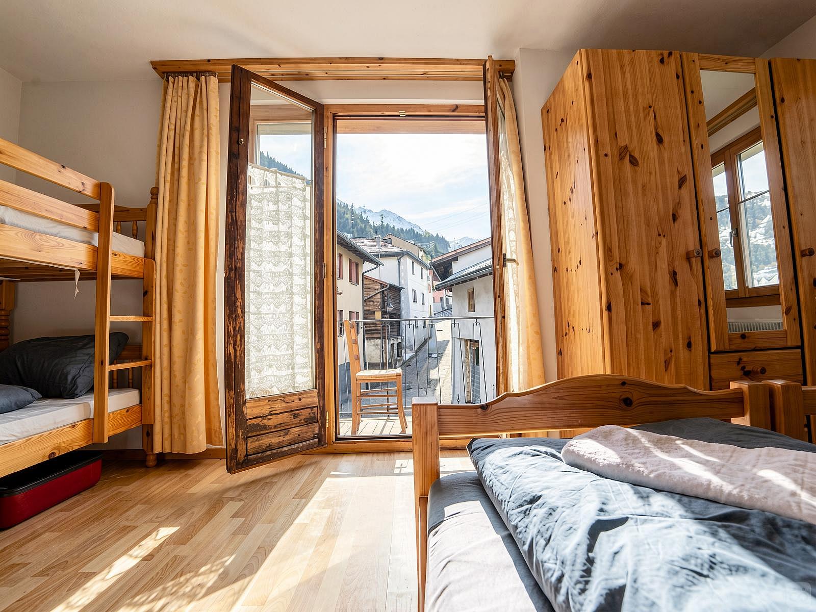  4-Bed Mixed Room W/ Private Bathroom  -  Remote Comfortable House w/ Workspaces + Yoga + Mountain Views  - Gallery -  17