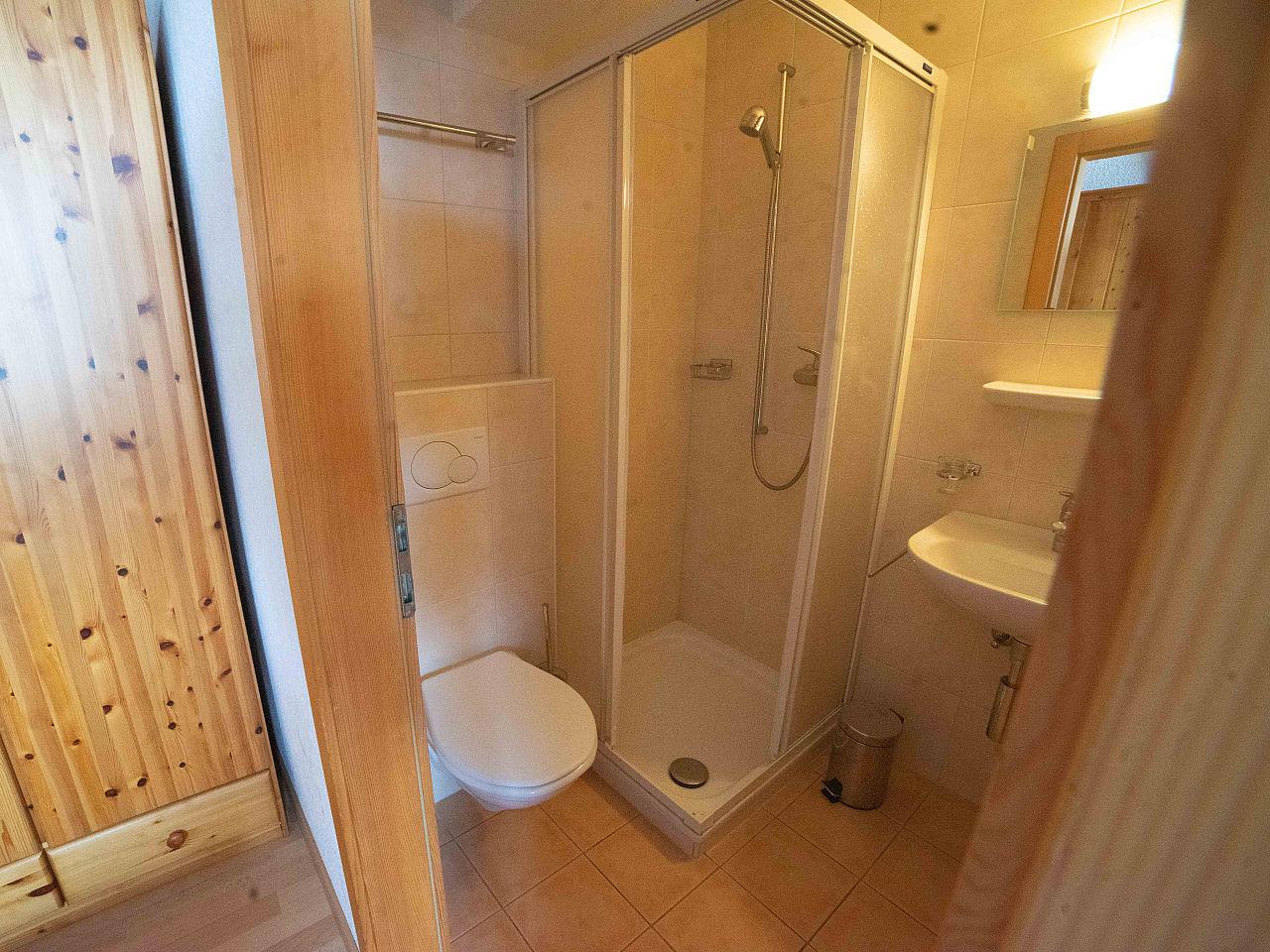  4-Bed Mixed Room W/ Private Bathroom  -  Remote Comfortable House w/ Workspaces + Yoga + Mountain Views  - Gallery -  12