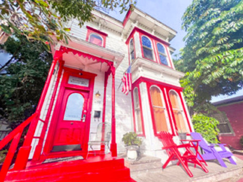 Comfortable Vibrant House w/ Workspaces + Outdoor Areas + Meeting Room