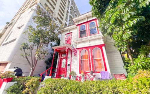 Comfortable Vibrant House w/ Workspaces + Outdoor Areas + Meeting Room