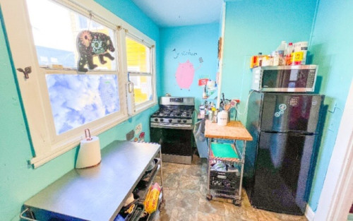 Comfortable Vibrant House w/ Workspaces + Outdoor Areas + Meeting Room